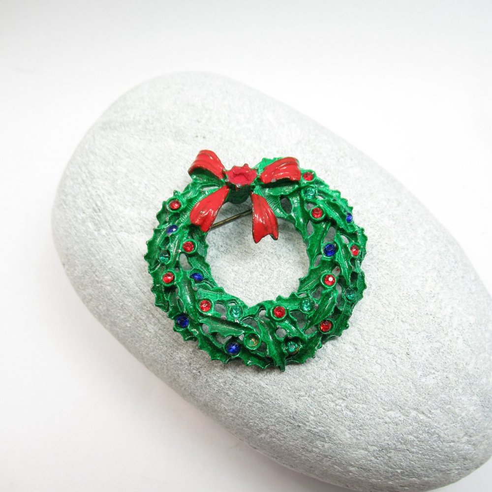 Vintage metal wreath brooch